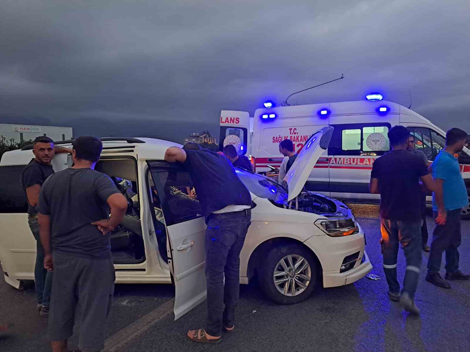 HATAY'DA TIRLA ÇARPIŞAN HAFİF TİCARİ ARACIN SÜRÜCÜSÜ KALDIRILDIĞI HASTANEDE HAYATINI