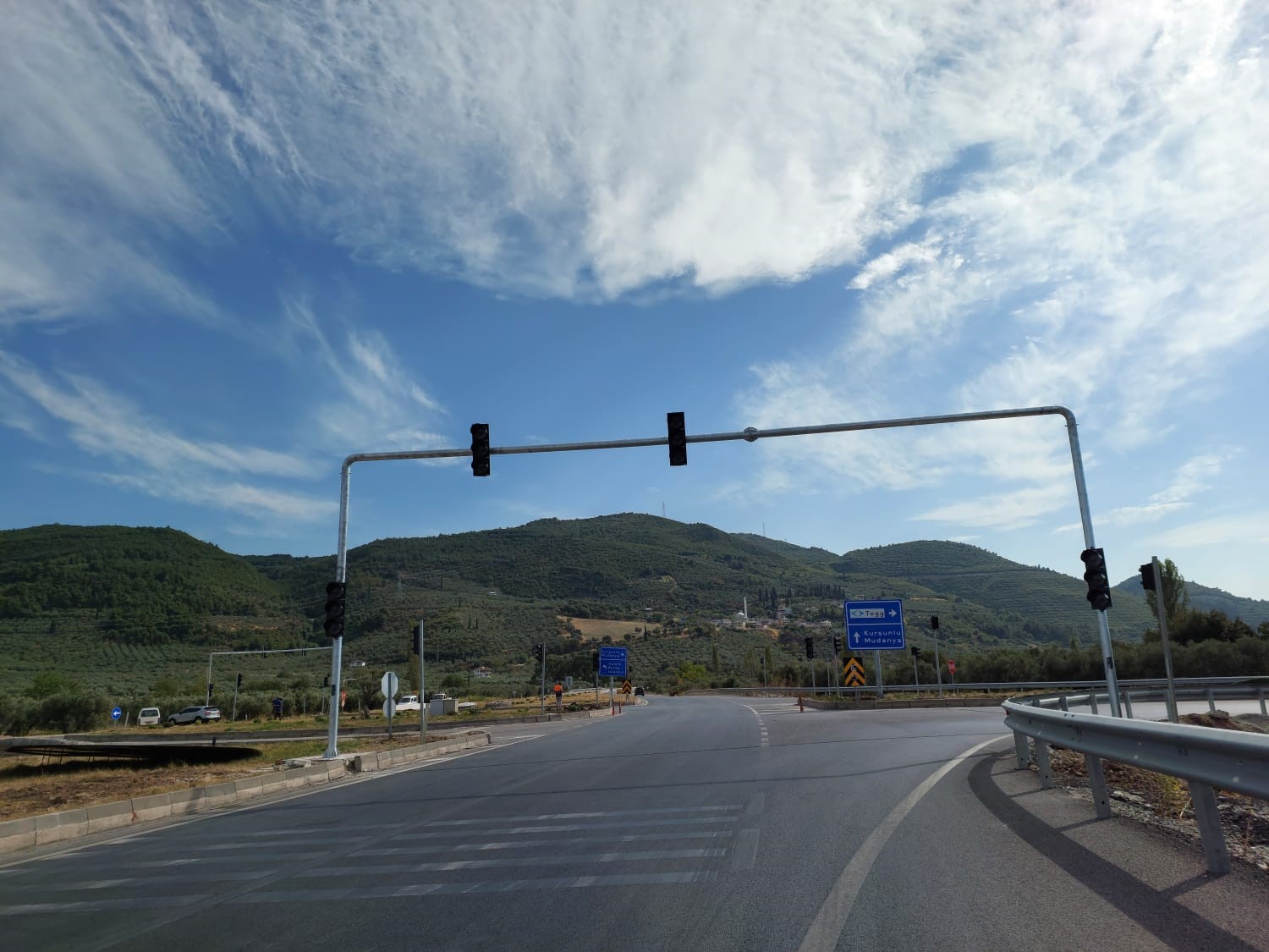 GEMLİK'TE TOGG KAVŞAĞI OLARAK BİLİNEN KURŞUNLU YOLU ÜZERİNDEKİ TOGG OTOMOBİL