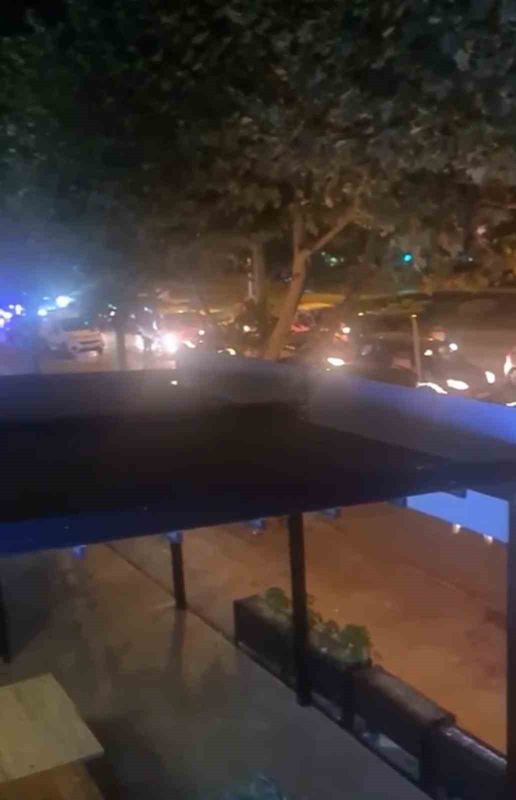 BURSA'DA EĞLENMEK İSTEYEN BİR GRUP KALABALIK ARAÇLARINDAN İNİP TRAFİĞİ KESTİLER.