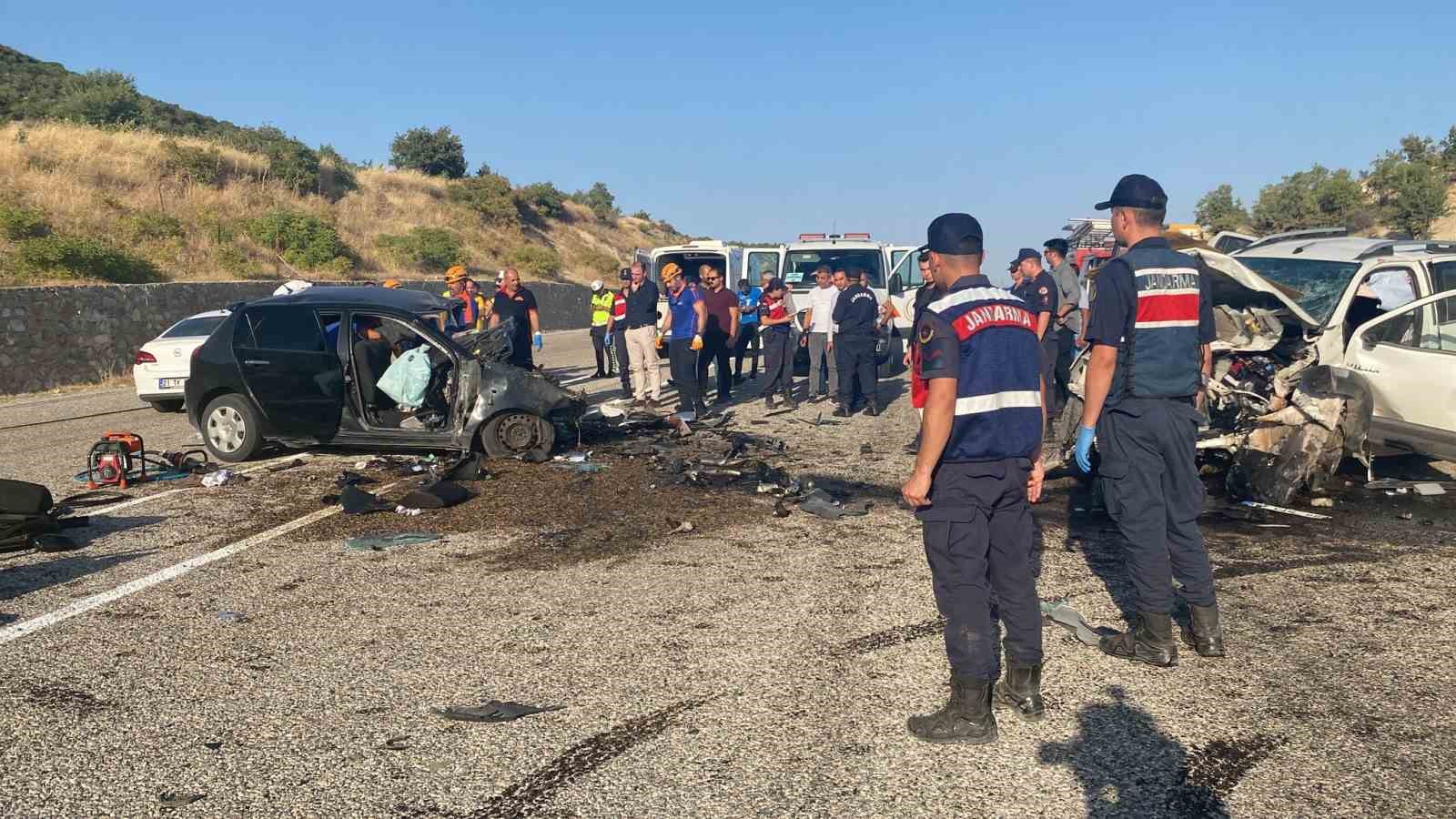 ADIYAMAN’DA İKİ ARACIN KARIŞTIĞI KAZADA 4 KİŞİ HAYATINI KAYBEDERKEN, 3