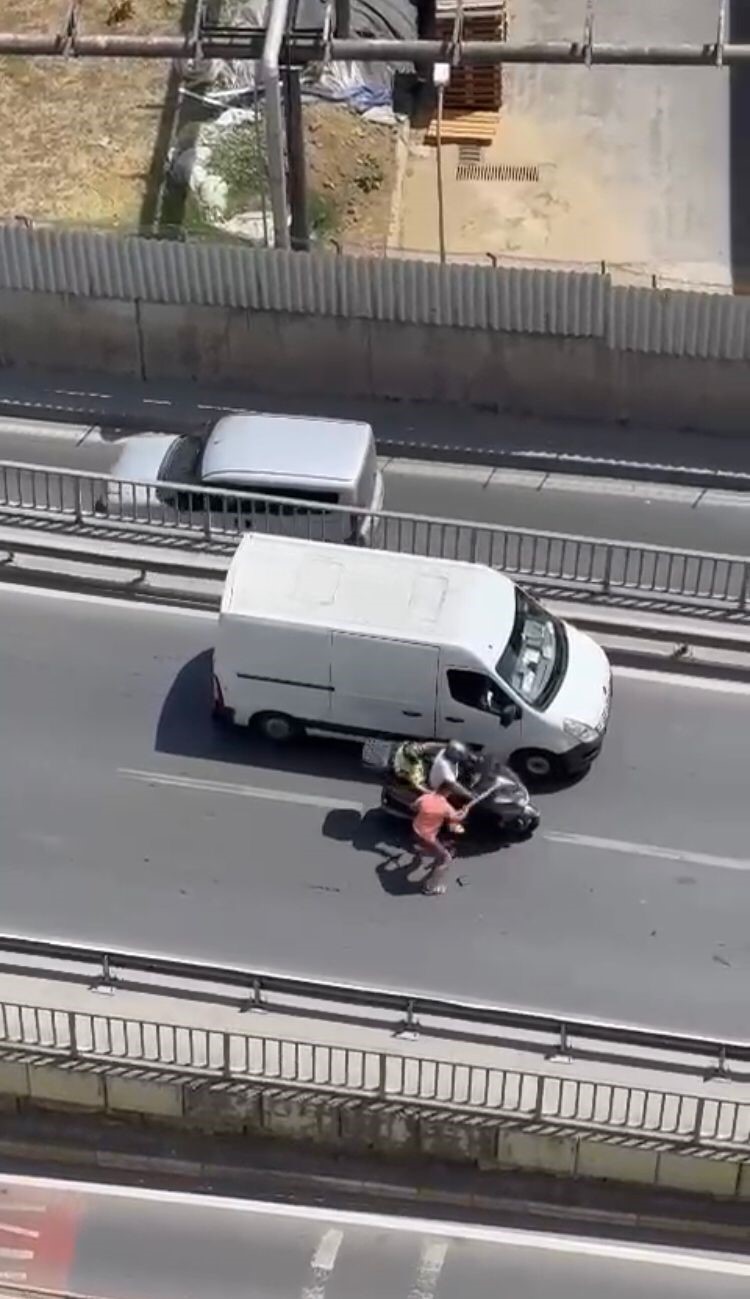 MOTOSİKLETLİNİN İTTİRMESİYLE GÖZLÜĞÜ YERE DÜŞEN TIR SÜRÜCÜSÜ, MOTOSİKLETE SOPAYLA SALDIRDI