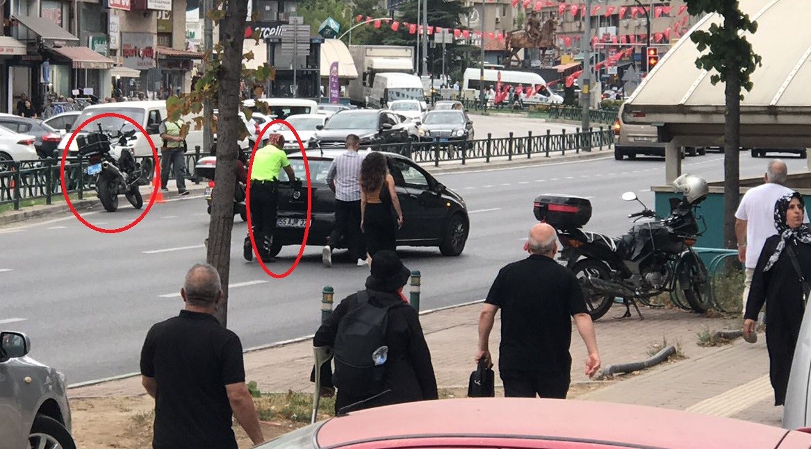 BURSA’DA BİR TRAFİK POLİSİ YOLDA KALAN ARACI İTLEDİ. O ANLAR