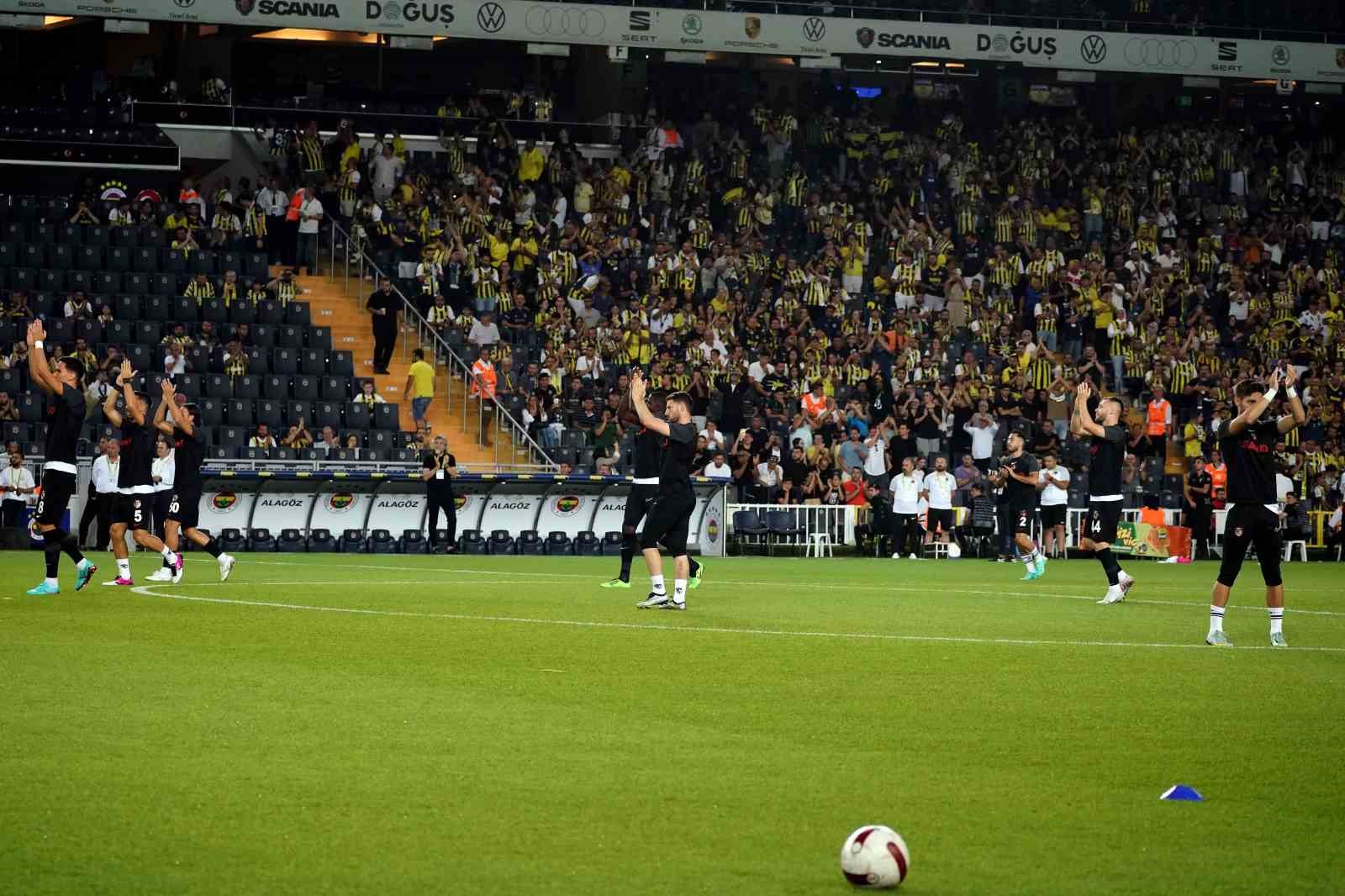 Trendyol Süper Lig: Fenerbahçe: 1 – Gaziantep FK: 0 (Maç devam ediyor) FENERBAHÇE, TRENDYOL SÜPER LİG'İN İLK HAFTASINDA GAZİANTEP FUTBOL KULÜBÜ'NÜ KONUK