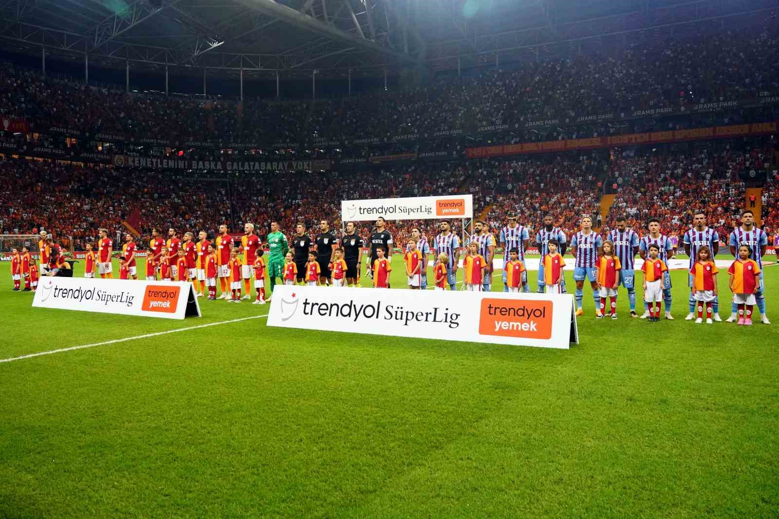 Trendyol Süper Lig: Galatasaray: 0 – Trabzonspor: 0 (Maç devam ediyor) TRENDYOL SÜPER LİG'İN 2. HAFTASINDA GALATASARAY, SAHASINDA TRABZONSPOR İLE KARŞILAŞIYOR.