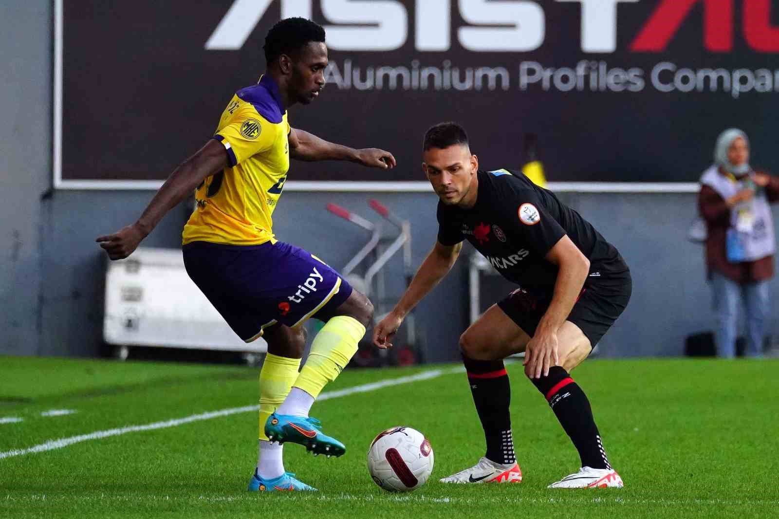 Trendyol Süper Lig: Karagümrük: 0 – MKE Ankaragücü: 0 (Maç devam ediyor) TRENDYOL SÜPER LİG'İN 3. HAFTASINDA KARAGÜMRÜK, MKE ANKARAGÜCÜ'NÜ KONUK EDİYOR.