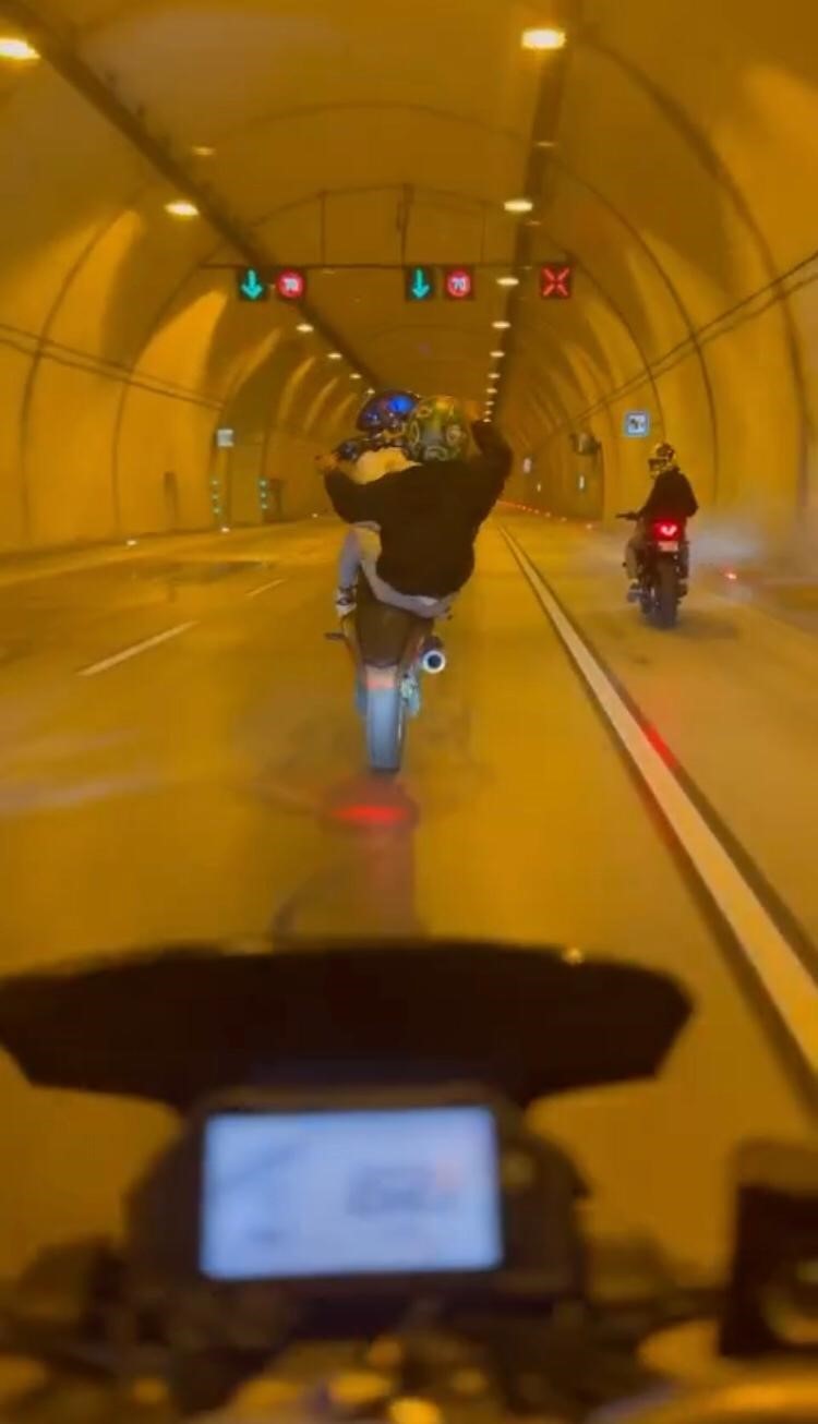 BOMONTİ-DOLMABAHÇE TÜNELİ MOTOSİKLETİN ÖN TEKERLEĞİNİ KALDIRARAK TRAFİKTE SEYREDEN SÜRÜCÜ TEHLİKE