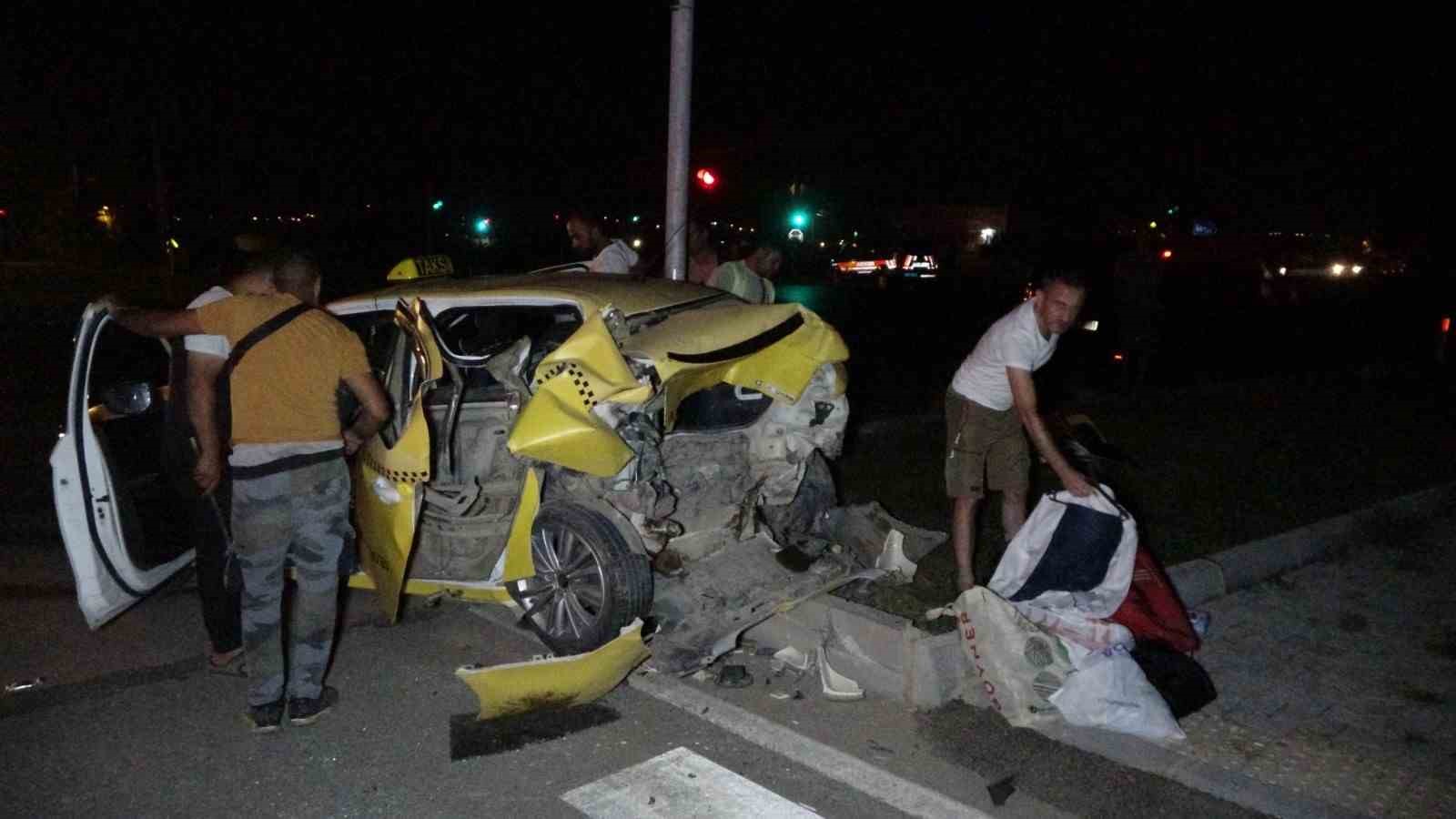 ANTALYA’NIN MANAVGAT İLÇESİNDE TUR MİNİBÜSÜYLE TİCARİ TAKSİNİN ÇARPIŞMASI SONUCU MEYDANA