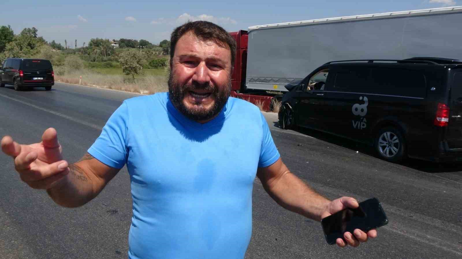 ANTALYA’NIN MANAVGAT İLÇESİNDE TUR ARACININ TRAFİK IŞIKLARINDA BEKLEYEN ARAÇLARA ARKADAN