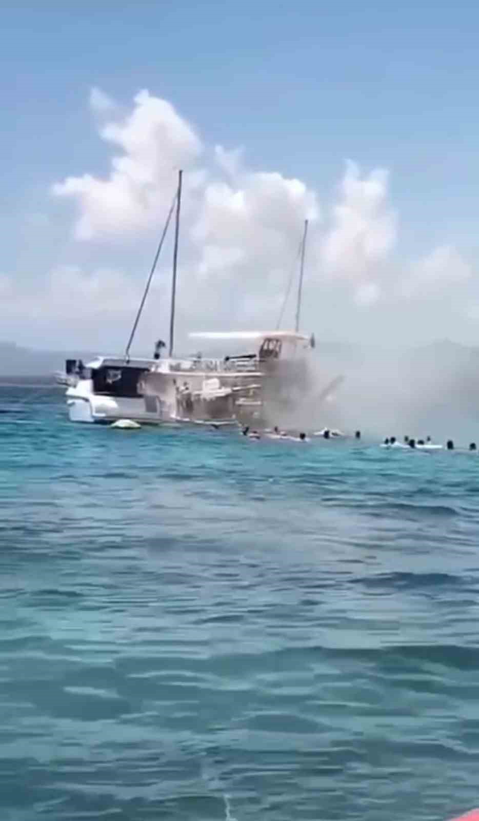 TUR TEKESİNDE YANGIN DEHŞETİ: YOLCULAR DENİZE ATLAYARAK CANINI KURTARDI