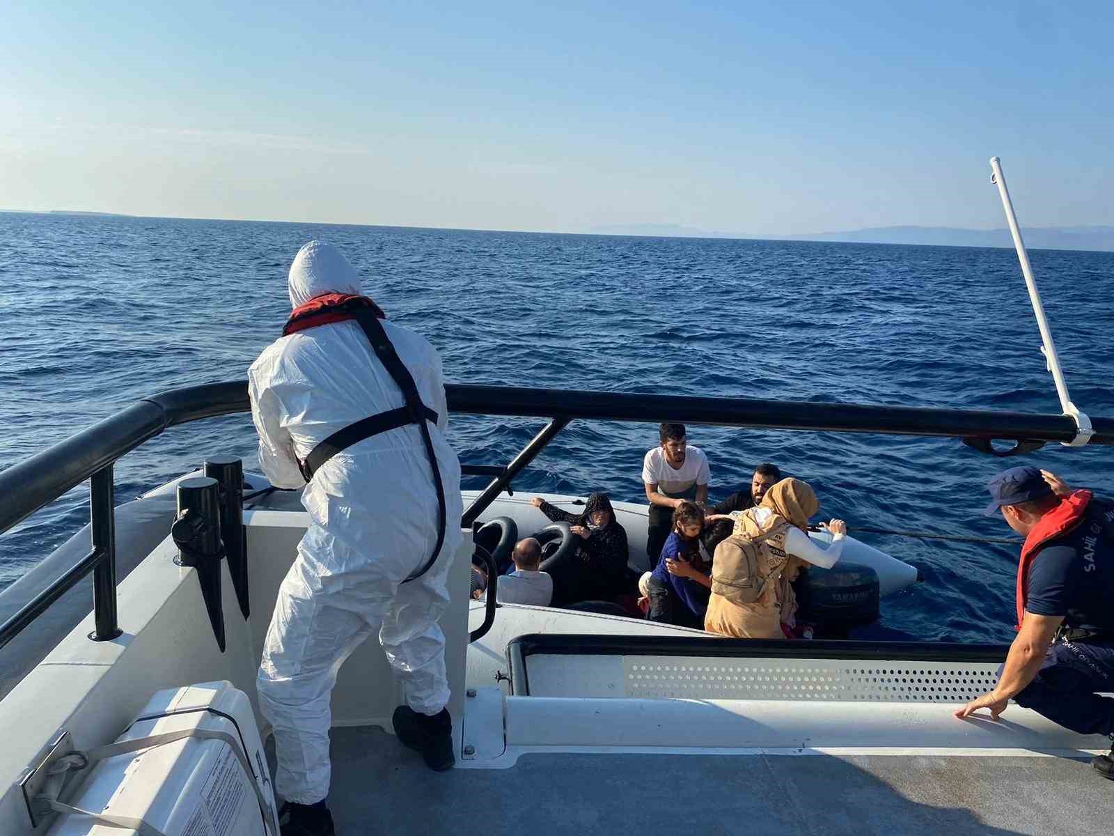 TÜRK KARA SULARINA GERİ İTİLEN 19 DÜZENSİZ GÖÇMEN KURTARILDI