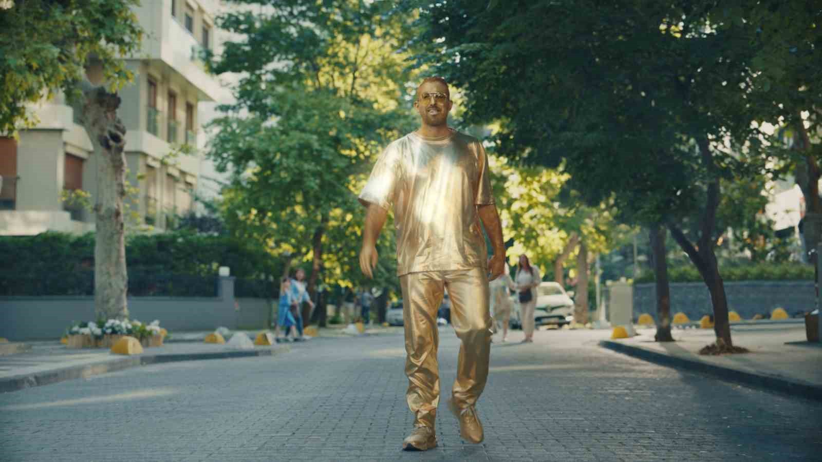 TURKCELL, EKRAN YÜZÜ DOĞU DEMİRKOL İLE FATURASIZ KULLANICILARINA ÖZEL YENİ