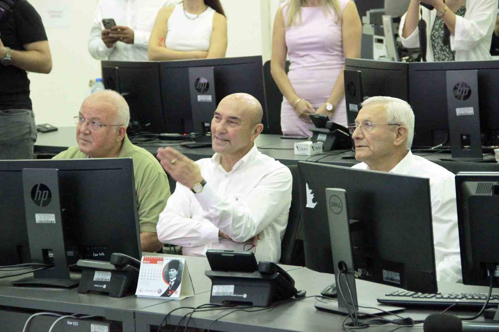 İZMİR'DE TAKSİ ÜCRETLERİNİN GÜNCELLENMESİNİN ARDINDAN FİYATLAR, TAKSİMETRELERE UZAKTAN ERİŞİMLE UYGULANDI.