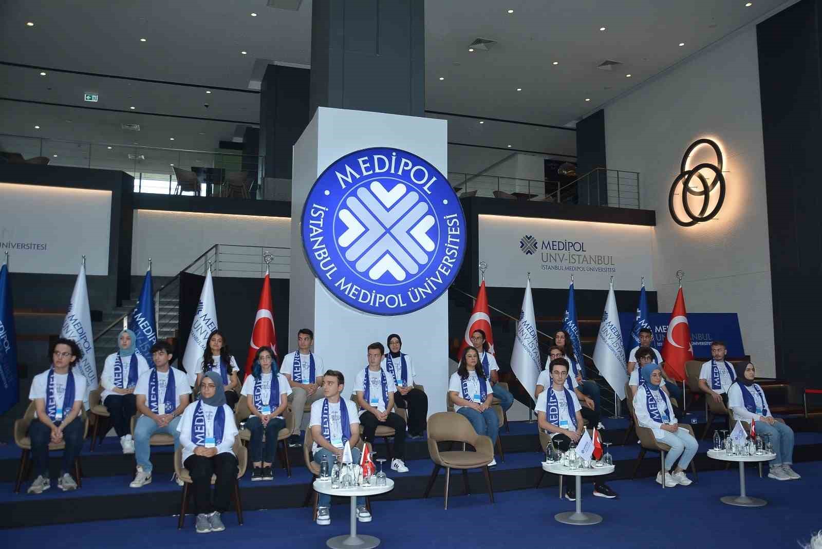 ÖĞRENCİLER İÇİN ÜNİVERSİTEDE PROGRAM DÜZENLENDİ