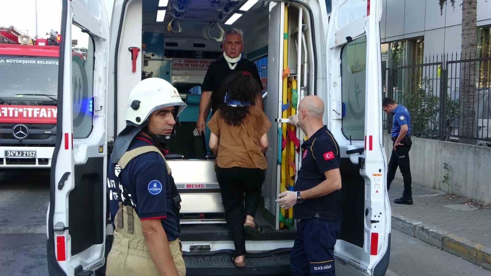 YARALANAN BABA İLE KIZI OTOMOBİLLERİNDE OTURUP AMBULANSI BEKLERKEN DİĞER ARAÇTA
