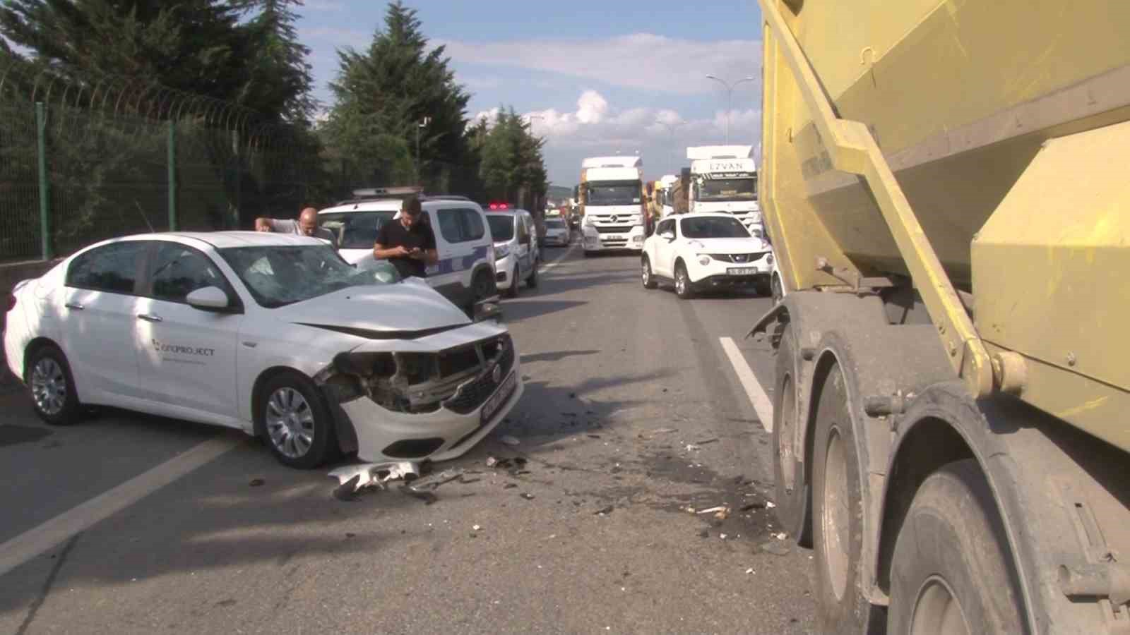 TUZLA’DA SEYİR HALİNDE OLAN OTOMOBİL, ÖNÜNDE SEYREDEN HAFRİYAT KAMYONUNA ARKADAN