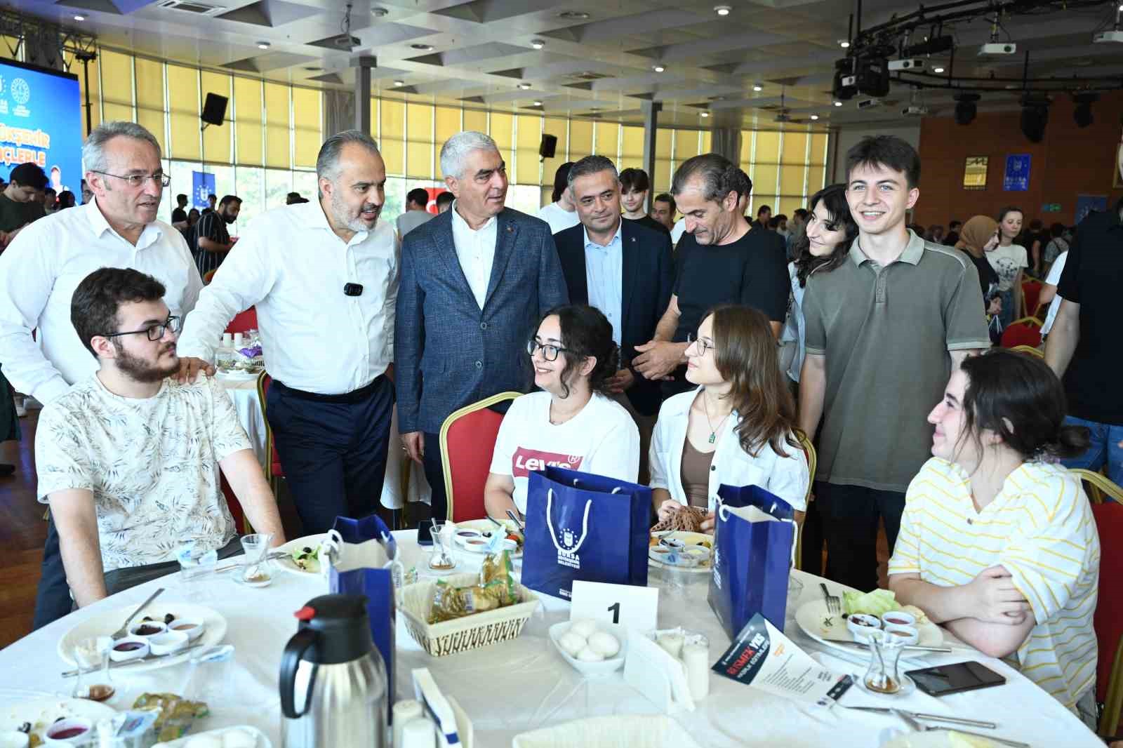 BURSA BÜYÜKŞEHİR BELEDİYE BAŞKANI ALİNUR AKTAŞ, ÜNİVERSİTE SINAVININ ARDINDAN ÜCRETSİZ
