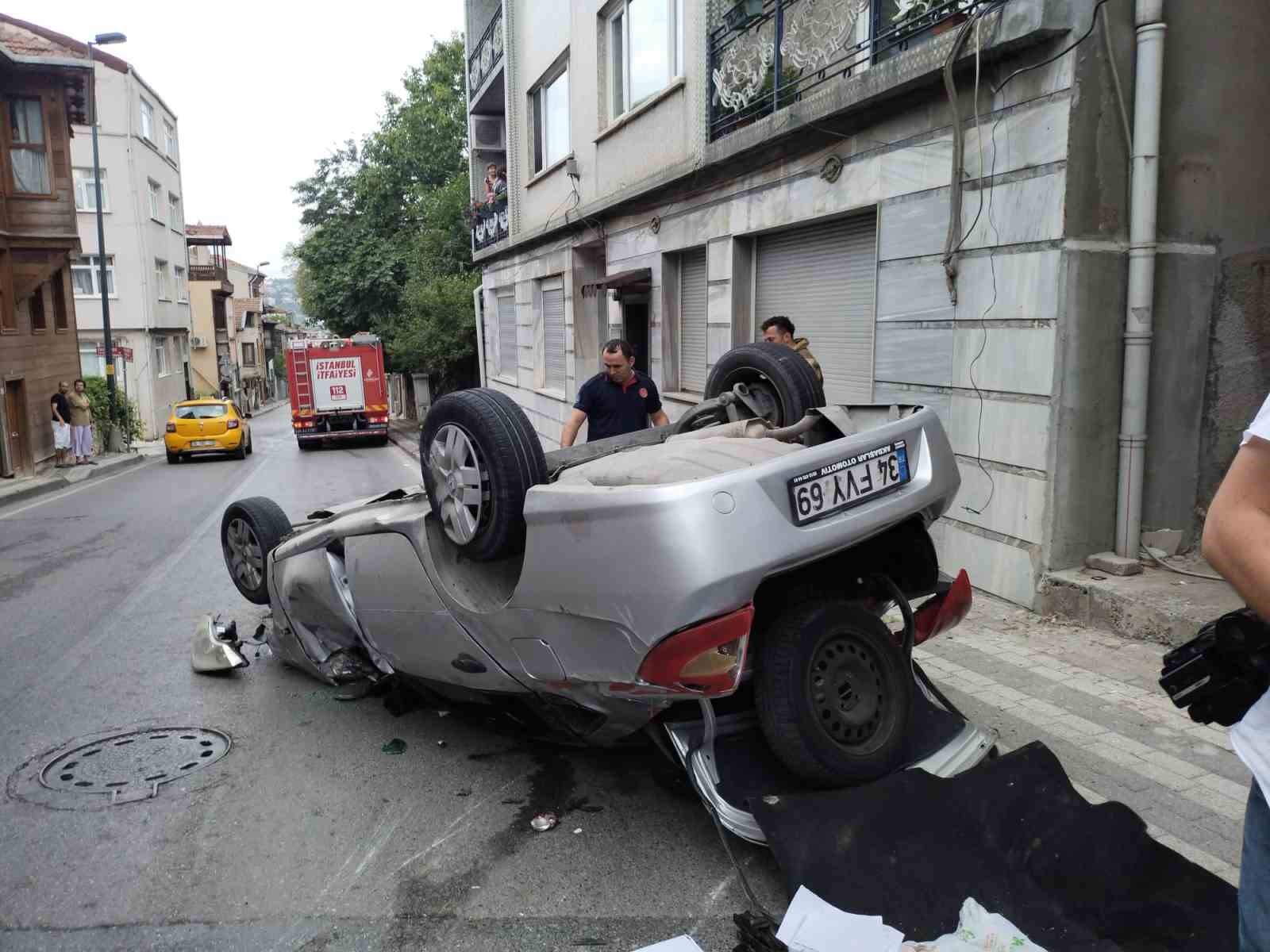 ÜSKÜDAR’DA SABAH SAATLERİNDE KAZA: 5 YARALI
