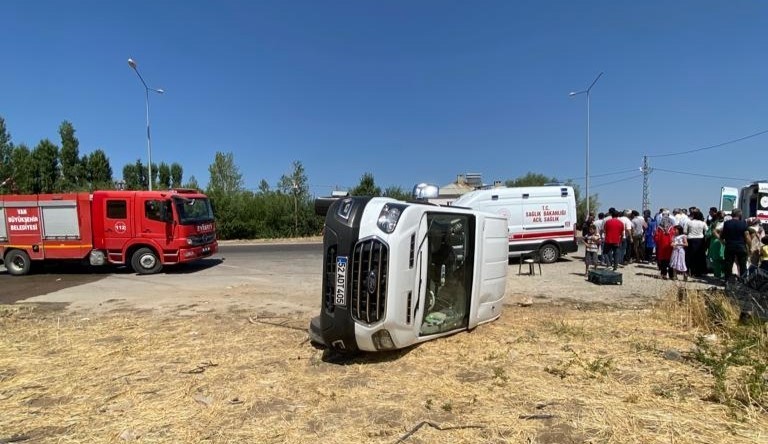 Trafik kazası: 14 yaralı VAN’IN GEVAŞ İLÇESİNDE LASTİĞİNİN PATLAMASI SONUCU KONTROLDEN ÇIKARAK YAN YATAN
