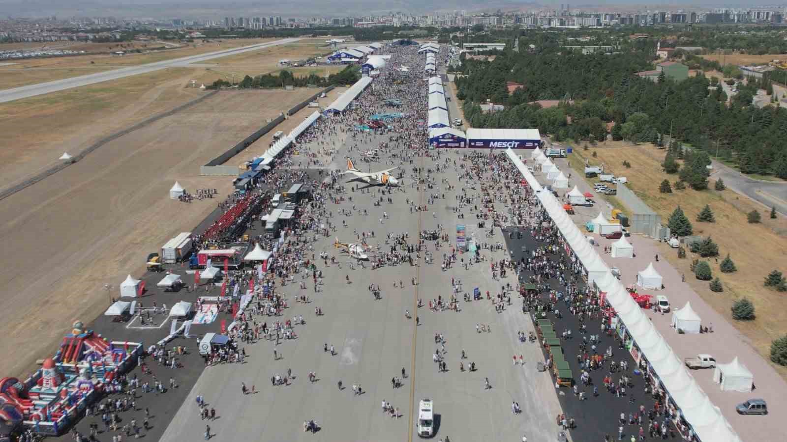 ANKARA ETİMESGUT HAVALİMANI’NDA DÜZENLENEN DÜNYANIN EN BÜYÜK HAVACILIK, UZAY VE