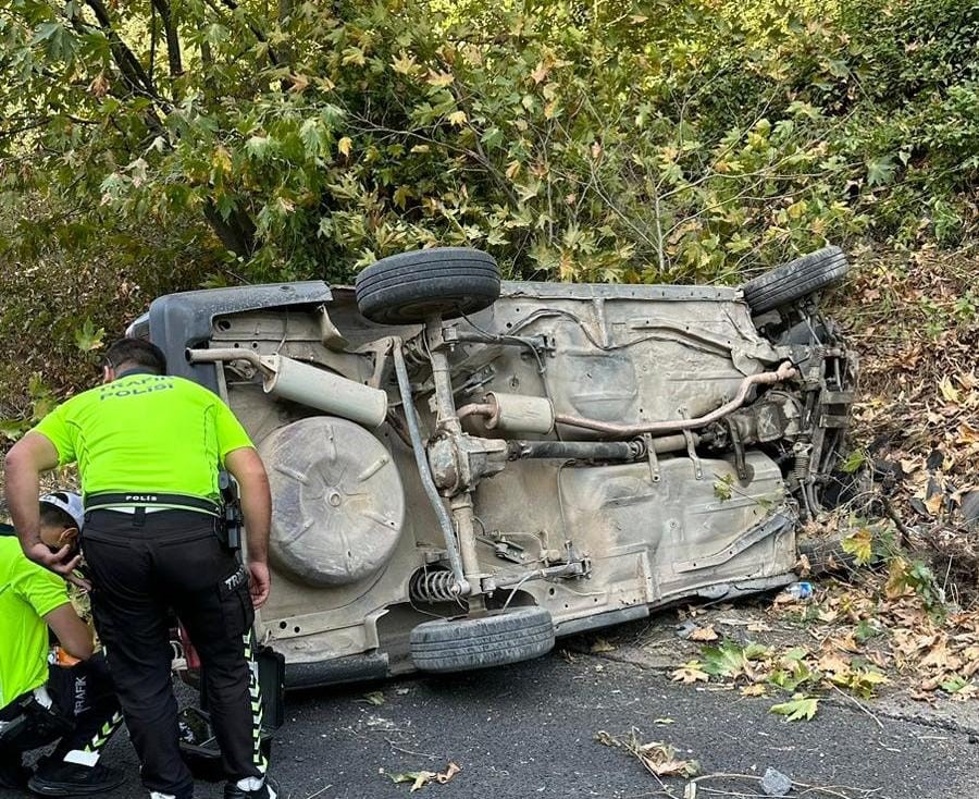 BURSA'NIN İNEGÖL İLÇESİNDE MEYDANA GELEN KAZADA KONTROLDEN ÇIKAN OTOMOBİL YAMACA