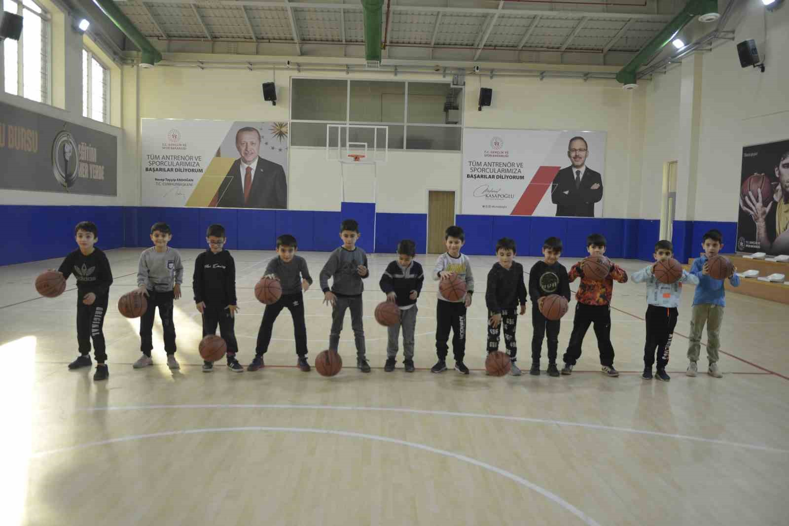 YILDIRIM GENÇLİK VE SPOR MERKEZİ’NDE YAZ AYLARINI DEĞERLENDİRMEK İSTEYEN GENÇLER