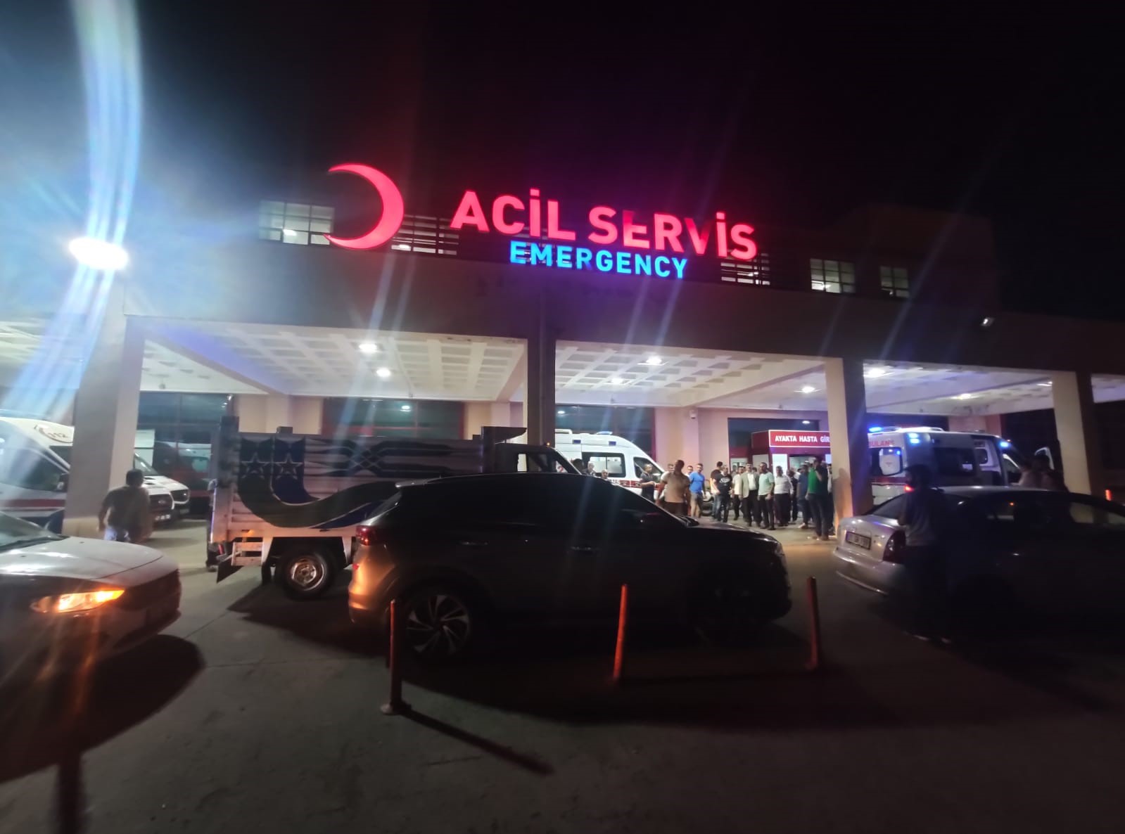 DİYARBAKIR’IN KAYAPINAR İLÇESİNDE BİR ARAÇTAN ÇIKAN GRUP, 4 SAĞLIK ÇALIŞANINI