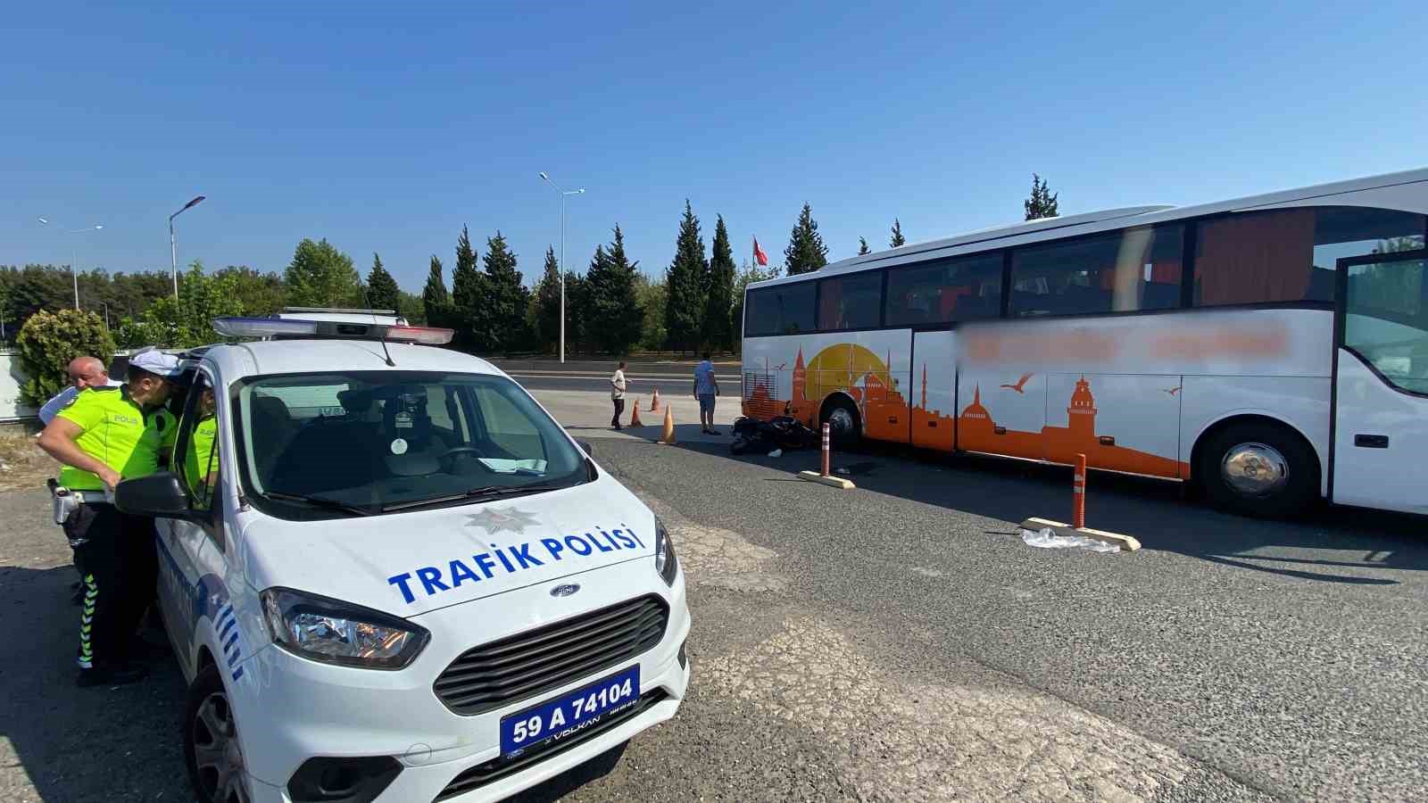 TEKİRDAĞ’DA ÇARPIŞTIĞI OTOBÜSÜN ALTINDA KALAN MOTOSİKLET SÜRÜCÜSÜNÜN AYAĞININ KOPTUĞU KAZA