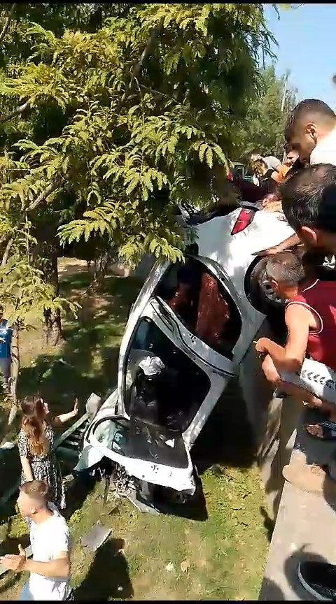 BURSA’DA DÜĞÜNE GİDEN AİLENİN BULUNDUĞU OTOMOBİL, YAN ŞERİTTEKİ BAŞKA BİR