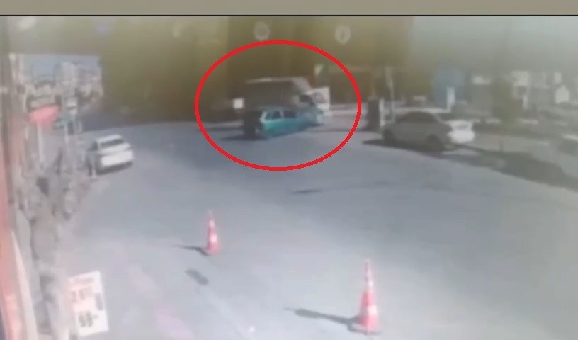 BURSA’DA OTOMOBİL YOLU ORTALAMAYINCA KARŞIDAN GELEN OTOMOBİLLE KAFA KAFAYA ÇARPIŞTI.