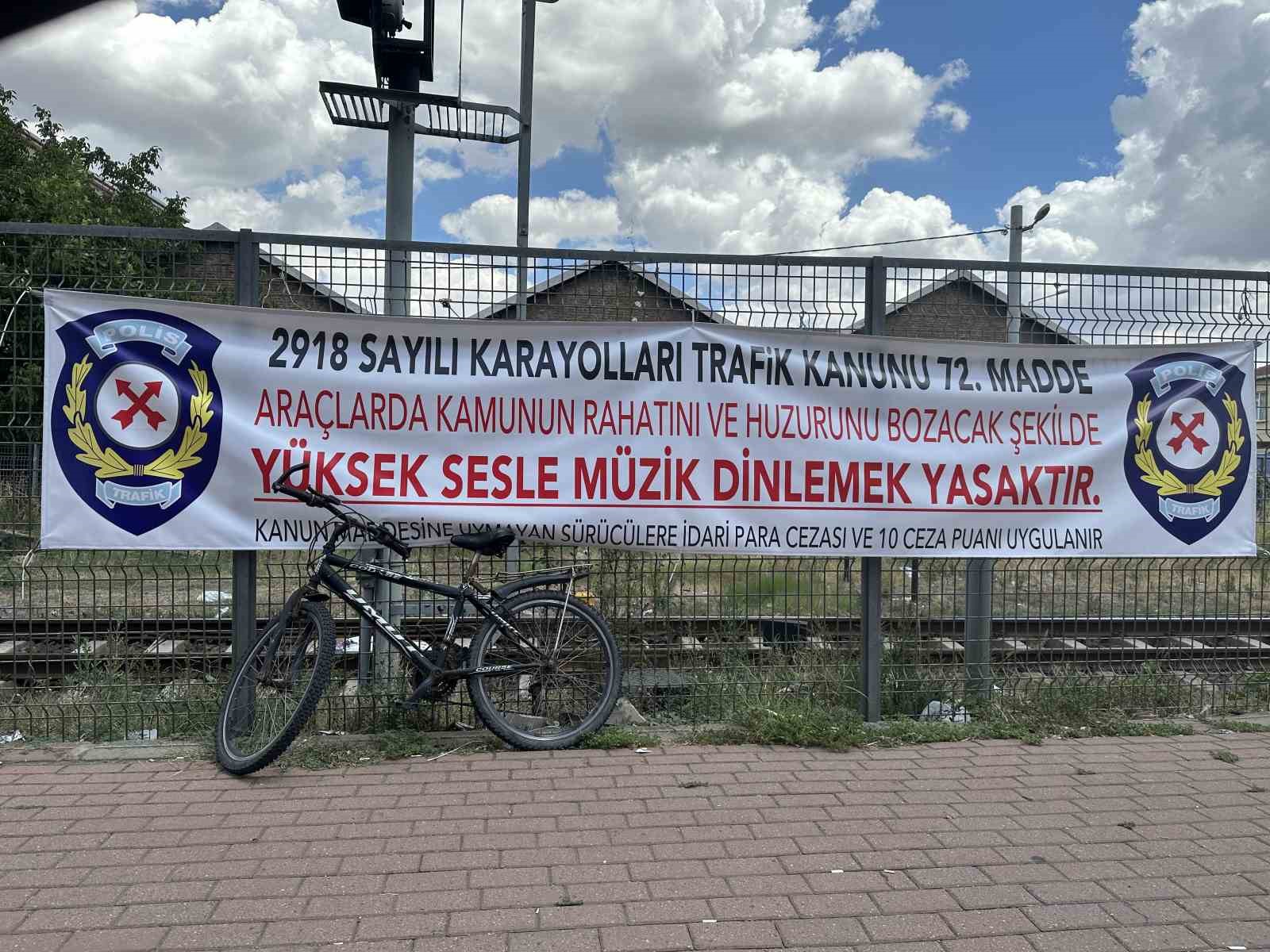 TEKİRDAĞ'IN MURATLI İLÇESİNDE ARAÇLARINDA YÜKSEK SESLE MÜZİK DİNLEYENLER PANKARTLA UYARILDI.