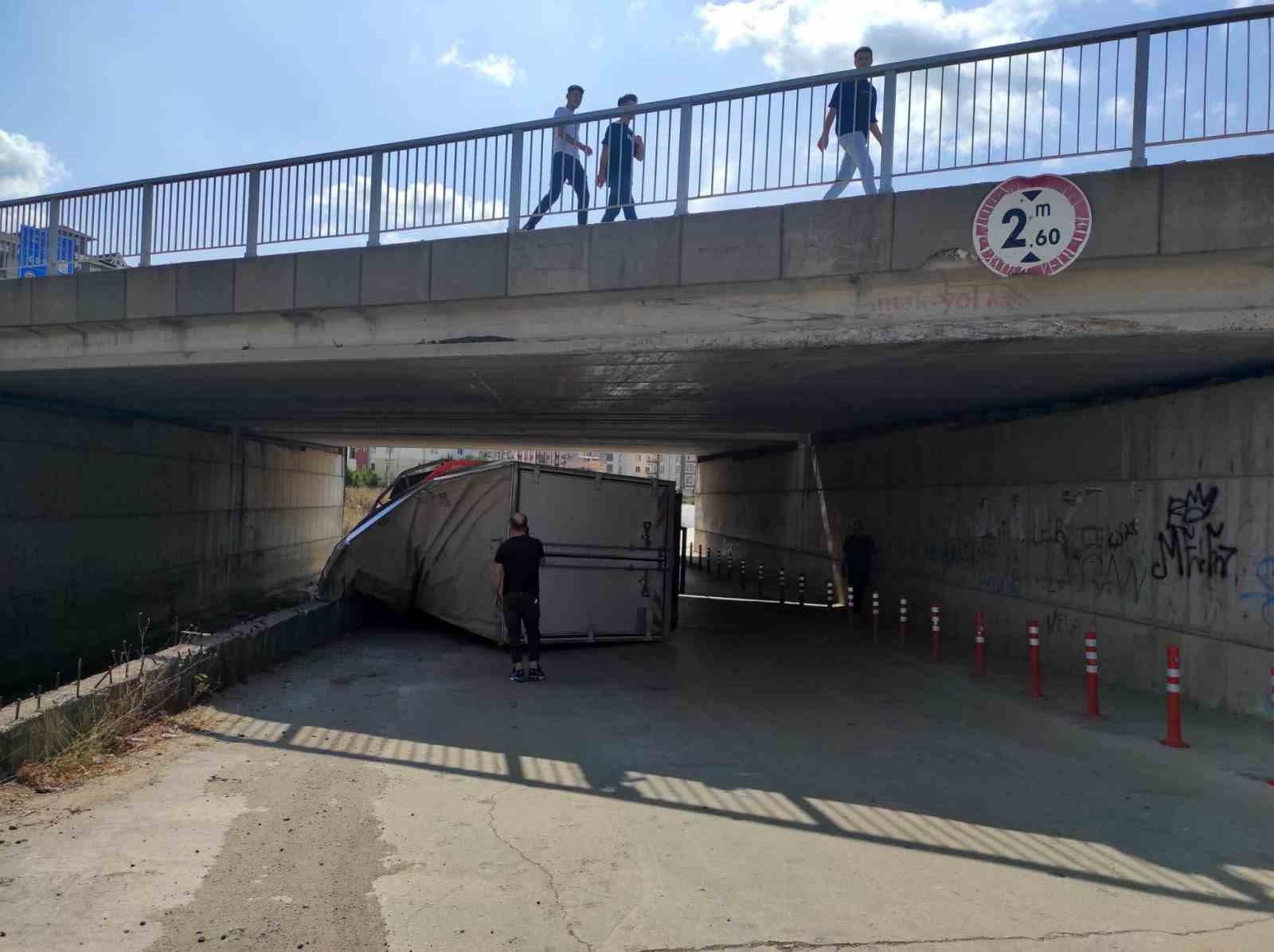 TEKİRDAĞ'DA 2 METRE YÜKSEKLİKTEKİ ALT GEÇİTTEN 3 METRE YÜKSEKLİĞİNDEKİ TIR