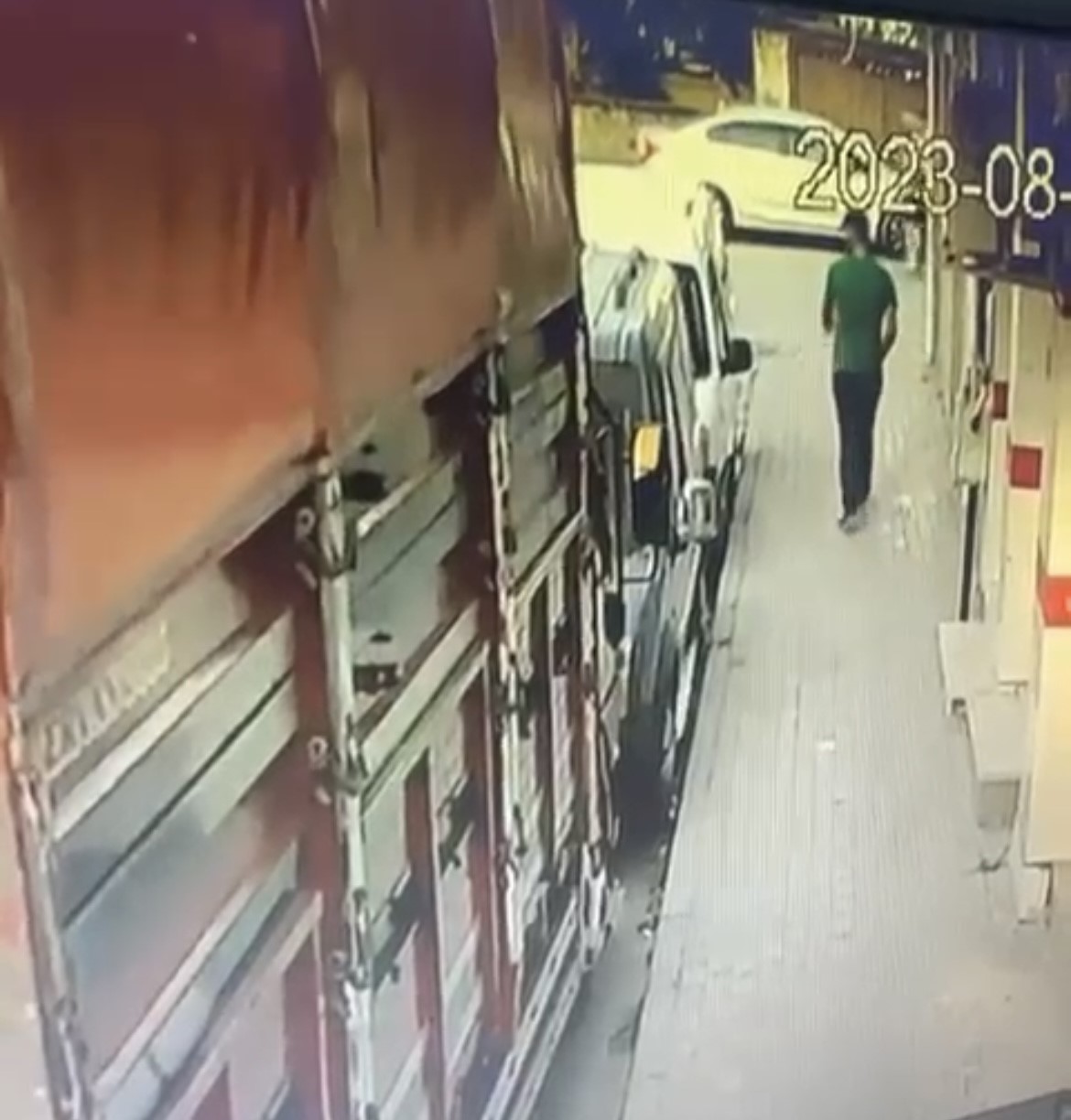 BURSA’DA HIRSIZLIK ŞÜPHELİSİ KİŞİ YÜRÜRKEN CAMININ AÇIK OLDUĞU FARK ETTİĞİ