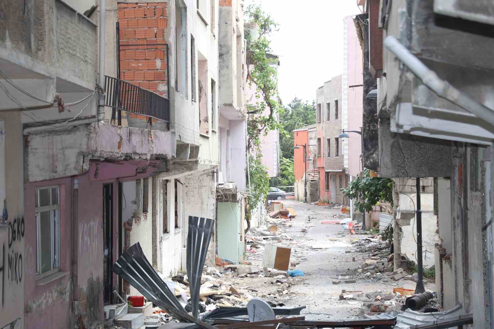 ZEYTİNBURNU’NDA ÇOĞUNLUĞU İMAR MEVZUATINA AYKIRI OLAN VE AFET RİSKİ TAŞIYAN