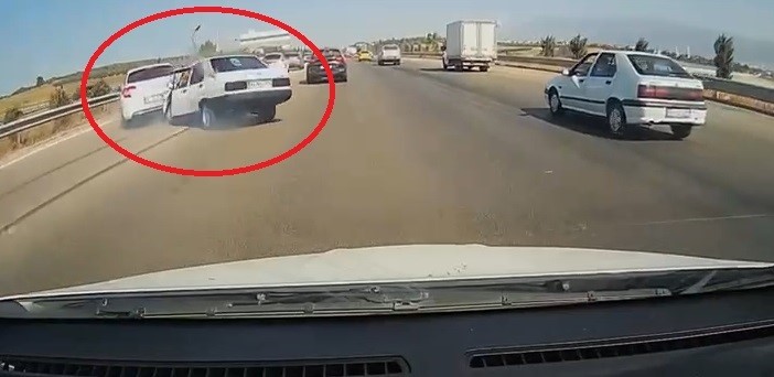 4 ARACIN KARIŞTIĞI KAZA İSE ARAÇ KAMERASINA SANİYE SANİYE YANSIDI.