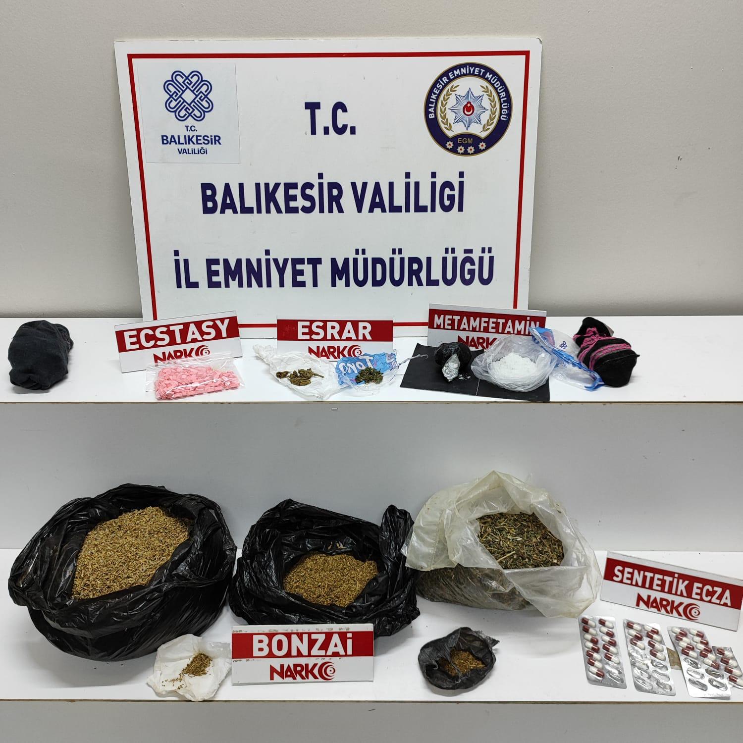 Edremit’te Başsavcı’nın talimatıyla yapılan operasyonda yüksek miktarda uyuşturucu ele geçirildi.