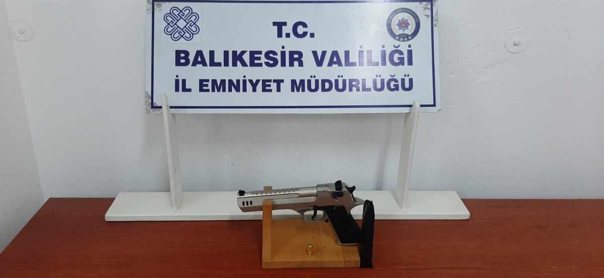Balıkesir’de 10 kişi yakalandı Balıkesir’in ilçelerinde yapılan operasyon sonucunda 5 kişi tutuklandı. Balıkesir İl