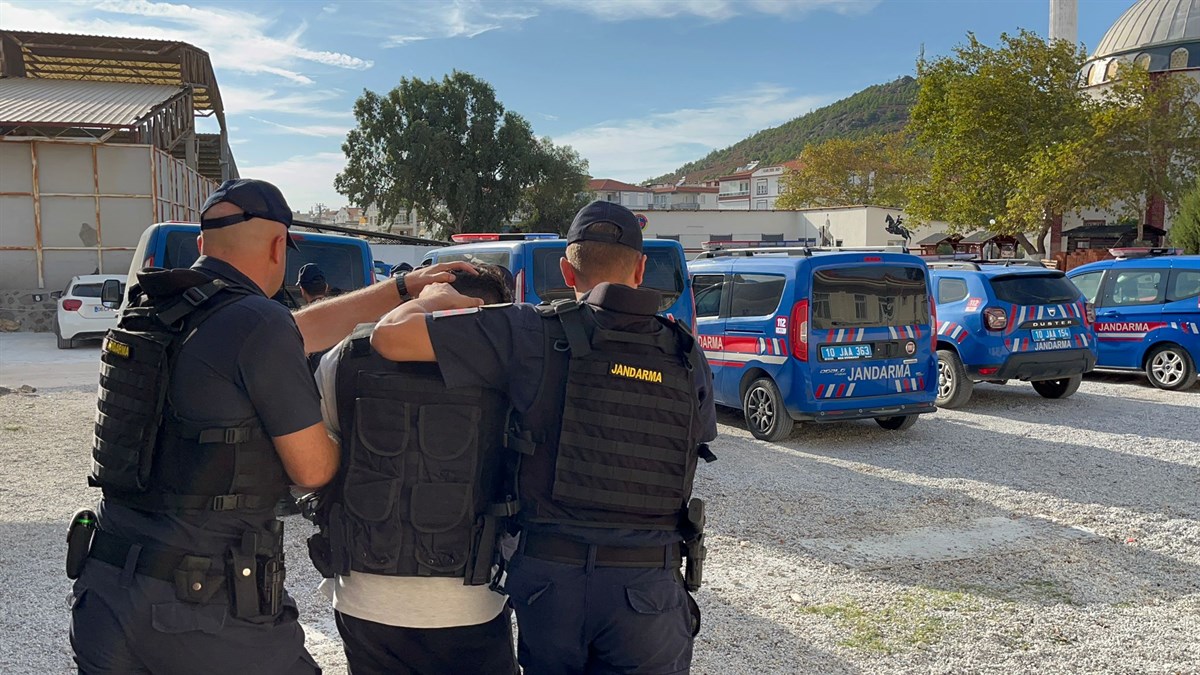 Otel odasında ölü bulundu Ayvalık’ta otelin personel odasında ölü bulunan adama otopsi yapıldı. Olayla