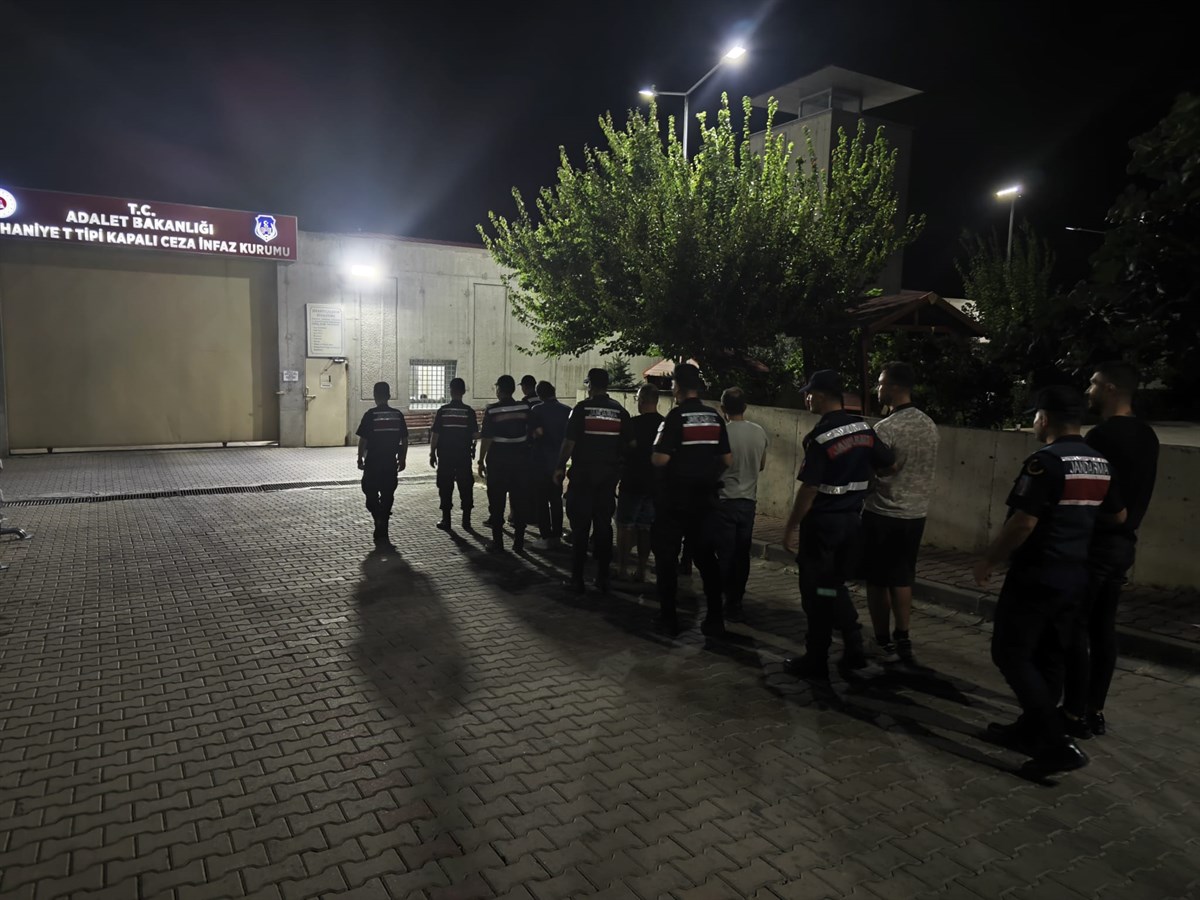 Göçmen kaçakçıları Ayvalık’ta yakalandı Balıkesir İl Jandarma Komutanlığı tarafından Ayvalık’ta göçmen kaçakçıları ve düzensiz