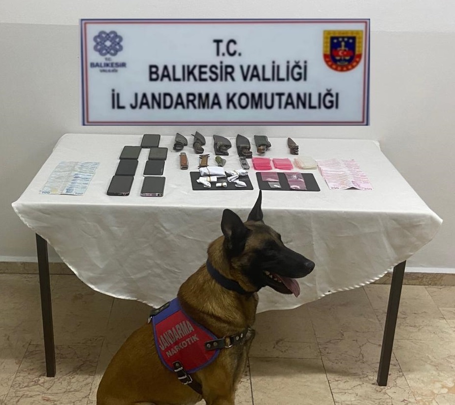 Balıkesir’de uyuşturucu madde imal ve ticaretine yönelik 2 ilçede yürütülen