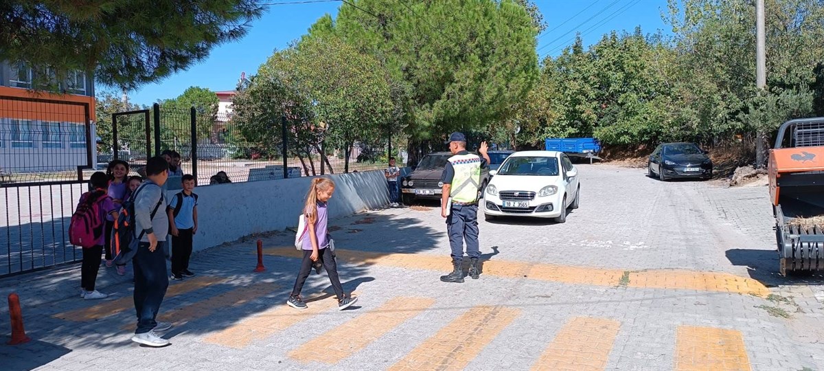 740 araca denetim Balıkesir İl Jandarma Komutanlığı Trafik Jandarmasınca “Yaya Önceliği Özel Denetimi”