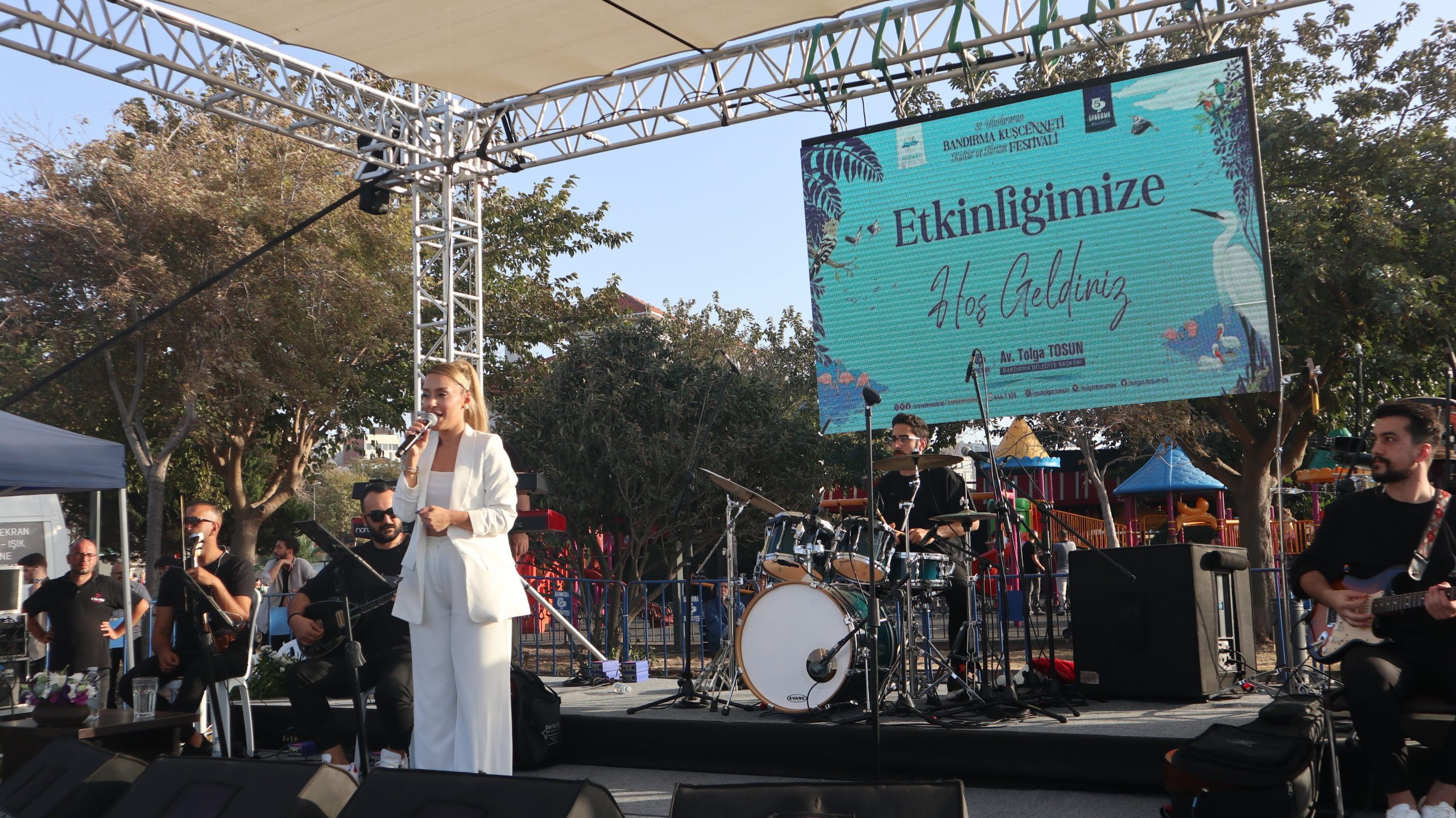 Festivalin 3’üncü gününde Sanatçı Afşin, sevilen şarkıları Bandırmalılar için seslendirdi.
