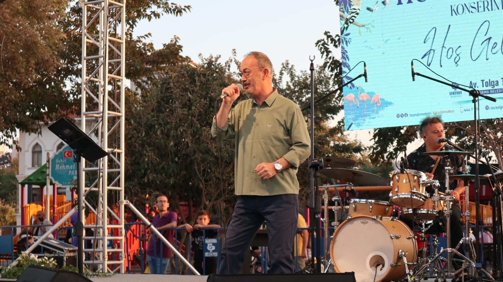 Arkan şarkılarıyla kulakların pasını sildi Festivalin 4’üncü gününde Bandırmalılarla buluşan Sanatçı Hüsnü Arkan, sevilen şarkılarıyla