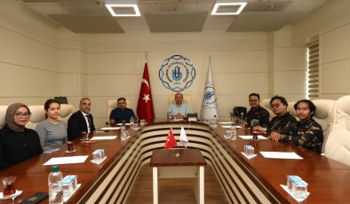 Yabancı öğrencilerden Rektör Özdemir’e ziyaret