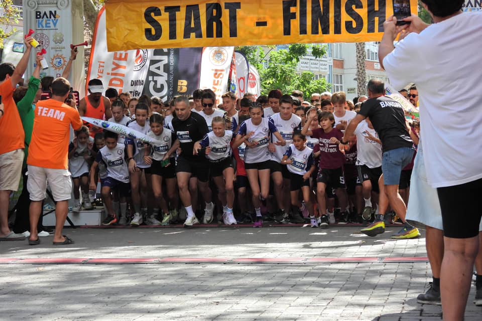 Kyzikos maratonunda Kapıdağ’ın güzellikleri keşfedildi Kyzikos Ultra Maraton kapsamında yaklaşık 750 sporcunun katıldığı yarışta Kağıdağ’ın