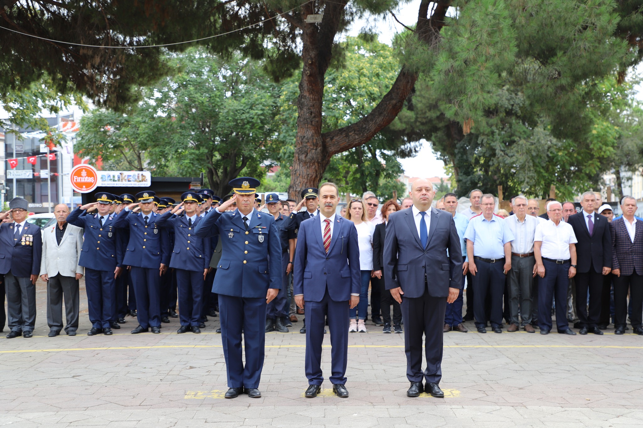 Gönen’in kurtuluş yıl dönümü kutlandı Gönen’in düşman işgalinden kurtuluşunun 101’inci yıl dönümü Cumhuriyet Meydanı’nda düzenlenen