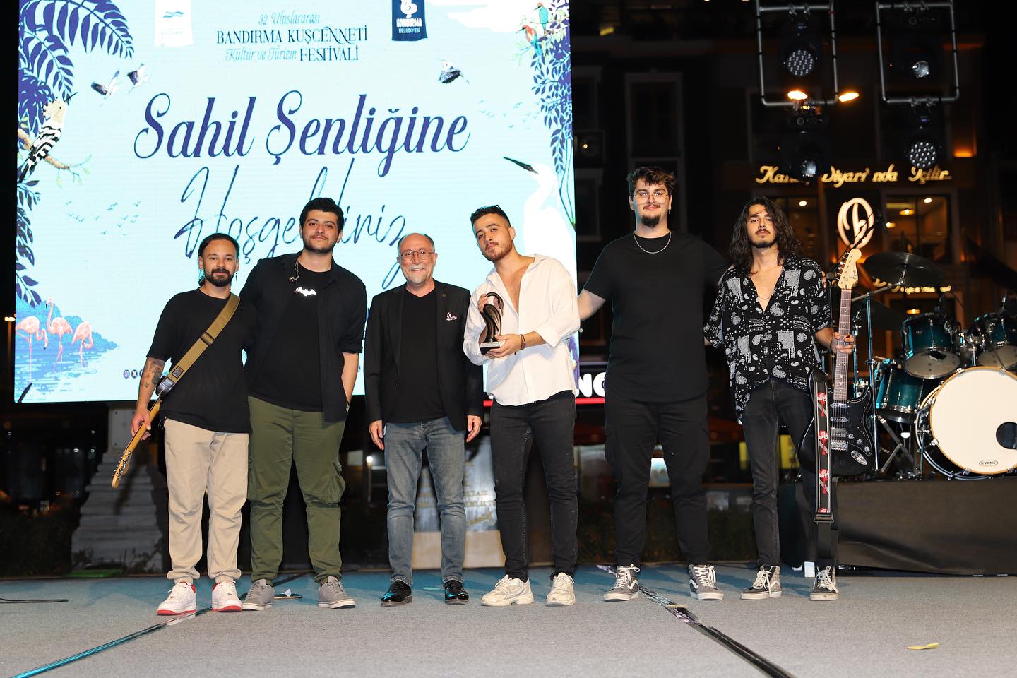 Bandırma Belediyesi’nin düzenlediği Sahil Şenlikleri birbirinden renkli danslar ile meydanda