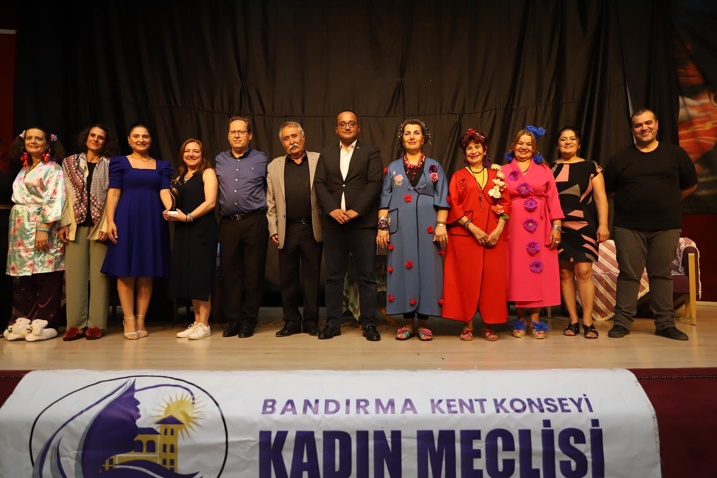 “Düdüklüde Kıymalı Bamya” tiyatroseverlerle buluştu Sahil Şenlikleri salon etkinlikleri kapsamında “Düdüklüde Kıymalı Bamya” tiyatroseverlerle buluşturuldu.