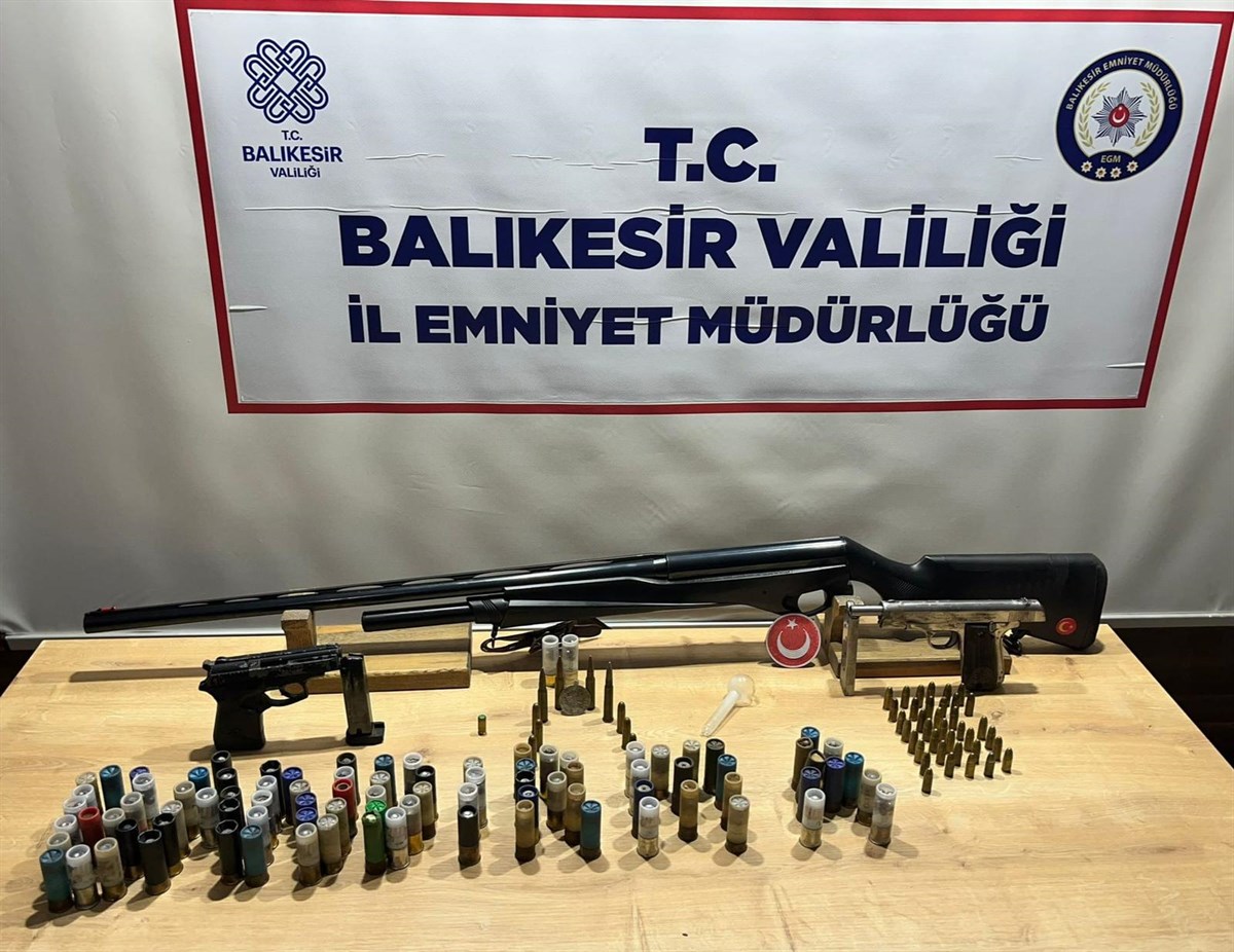 Balıkesir ilçelerinde 11 kişi tutuklandı Balıkesir’de yapılan operasyonda aranan 18 şahıs yakalanarak gözaltına alındı. Balıkesir