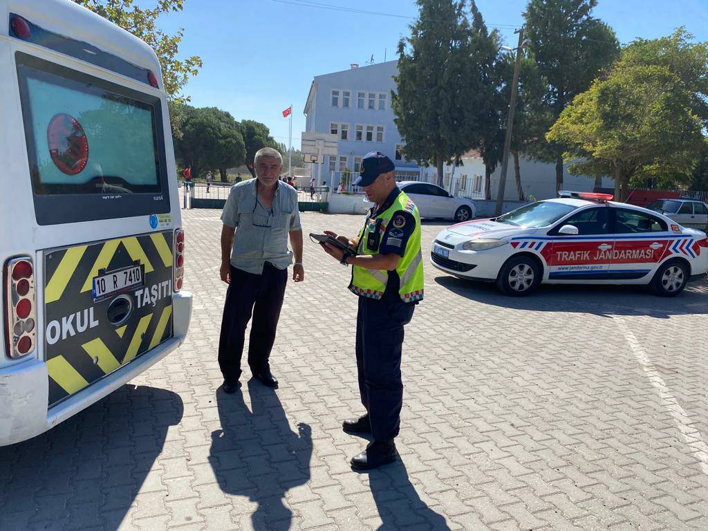 Okul çevrelerinde dolaşan şüpheli şahıslar yakalandı Balıkesir İl Jandarma Komutanlığına bağlı Jandarma Trafik ve Asayiş Timleri