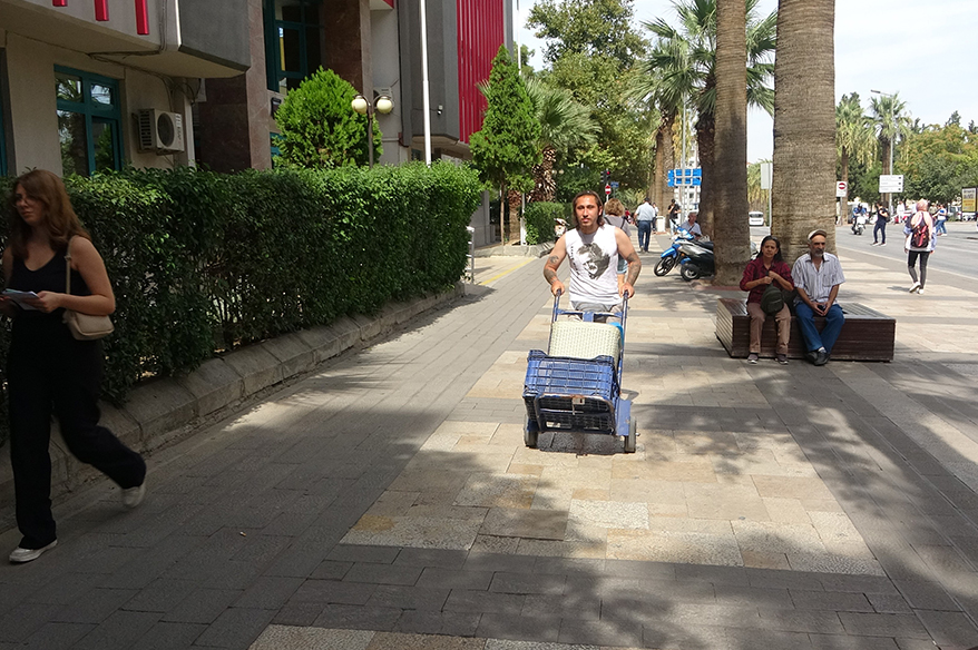 Hurda ve çöp topladığı sırada yerde para dolu çanta bulan
